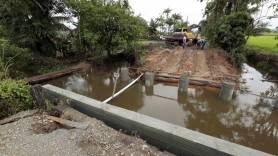 Seinfra executa substituição de ponte na Estrada Stein, Morro do Meio - Fotografo: Rogerio da Silva - Data: 26/11/2014