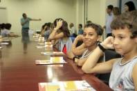 Depois de participarem do Hasteamento do Pavilhão Nacional nesta quarta-feira (7/3), os alunos da escola Municipal Abdon Batista visitaram o Colegiado da Prefeitura e fizeram perguntas para o prefeito Carlito Merss. - Fotografo: Kátia Nascimento - Data: 07/03/2012