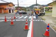 Equipes trabalharam nesta sexta-feira (08/6) na colocação de meio-fio, reconstrução de calçadas e na nova sinalização do Binário da Papa João 23. A conclusão destes serviços coloca a obra na reta final..  - Fotografo: Mauro Artur Schlieck - Data: 08/06/2012