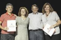 Os servidores Celso Toshimi Nakashima (E) e Dafne Schroeder (D) foram homenageados por 10 anos de serviço público em cerimônia com a presença do prefeito Carlito Merss e da secretária Marcia Streit - Fotografo: Kátia Nascimento - Data: 24/11/2011