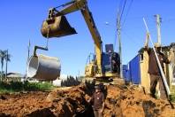 Oito bairros de Joinville serão beneficiados com oito obras de drenagem para controle de cheias e alagamentos. O secretário de Infraestrutura Urbana, Ariel Pizzolatti, assinou na manhã desta quinta-feira (1/3) as ordens de serviço para o início destas obras. - Fotografo: Mauro Artur Schlieck - Arquivo SECOM - Data: 01/03/2012