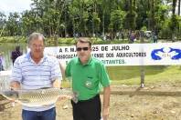 A premiação da 4ª edição do Festival de Pesca da Fundação 25 Julho ficou assim: Ércio Gava pescou uma carpa Capim de 6,500kg e ficou com o segundo lugar. O prêmio foi uma caixa térmica entregue pelo presidente da Fundação, Revelino Simas. - Fotografo: Mauro Artur Schlieck - Data: 18/03/2012