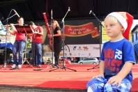 Oficinas culturais do Orçamento Participativo de Juventude se apresentaram neste domingo (11/12) na Praça Nereu Ramos durante a Programação do Natal dos Sonhos. O pequeno Paulo Henrrique Schulz, três anos, ficou bem perto do palco para ver e ouvir as apresentações. - Fotografo: Mauro Artur Schlieck - Arquivo SECOM - Data: 11/12/2011
