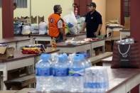Central Solidária começa a receber donativos para ajudar vítimas do tornado no Oeste do Estado - Fotografo: Rogerio da Silva - Data: 22/04/2015
