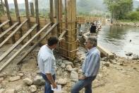 O prefeito Carlito Merss esteve na manhã desta quinta-feira (10/11) na região de Pirabeiraba e visitou as obras da Ponte do Rio Seco - Fotografo: Kátia Nascimento - Data: 10/11/2011