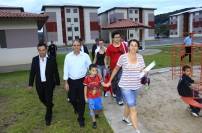 Os novos moradores do Residencial Trentino participaram na tarde desta quinta-feira (22/3), do lançamento oficial do condomínio.O Prefeito Carlito Merss e o vice-presidente da CEF, Paulo Roberto dos Santos (E), parabenizaram todas as famílias. - Fotografo: Mauro Arthur Schlieck - Data: 22/03/2012