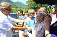 A ponte Curt Weege, estrada Quiriri, foi oficialmente entregue para a comunidade neste sábado (17/12). A ponte passou por total reforma depois de ser destruída pelas fortes chuvas. Prefeito Carlito Merss cumprimenta familiares do homenageado  - Fotografo: Kátia Nascimento - Data: 18/12/2011