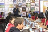 Alunos do 3o ano do Colégio Politécnico Johannes Gutenberg da cidade de Assunção no Paraguai visitaram a Prefeitura de Joinville nesta segunda-feira e conversaram com o prefeito Carlito Merss. - Fotografo: Kátia Nascimento - Data: 23/04/2012