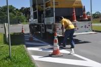 Ontem (30/01), começaram as obras para recuperação da sinalização horizontal do trevo que dá acesso a Univille. A obra de revitalização tem previsão de término para o dia 1 º de fevereiro.    - Fotografo: Divulgação/CONURB - Data: 31/01/2012