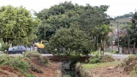 Subprefeitura Nordeste realiza limpeza de vala na avenida Plutão - Fotografo: Rogerio da Silva - Data: 24/02/2015