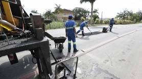 Operação tapa buraco na Estrada da Ilha - Fotografo: Rogerio da Silva - Data: 21/10/2014