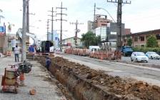 implantação da rede coletora de esgoto na Avenida Santos Dumont - Fotografo: Águas de Joinville/Divulgação - Data: 14/01/2014
