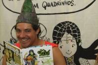 Imagens da Feira do Livro neste domingo (15/4). O artista joinvillense Humberto Soares divulgou e autografou seu livro "Tatuí - o Príncipe dos Palmitos". - Fotografo: Kátia Nascimento - Data: 15/04/2012