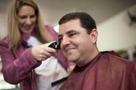 Robson da Silva Alves aproveitou para cortar o cabelo durante o “Dia de Saúde do Homem”, organizado pela Unidade de Saúde Jardim Sofia neste domingo (26/8), na Escola Senador Rodrigo Lobo.   - Fotografo: Michel Nassib - Data: 27/08/2012