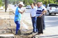 O prefeito em exercício, Ingo Butzke, visitou na manhã desta sexta-feira (13/01) obras em Pirabeiraba. Entre elas, a construção das calçadas da rua 15 de Outubro, no bairro Rio Bonito - Fotografo: Kátia Nascimento - Data: 13/01/2012