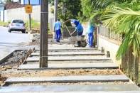 O prefeito em exercício, Ingo Butzke, visitou na manhã desta sexta-feira (13/01) obras em Pirabeiraba. Entre elas, a construção das calçadas da rua 15 de Outubro, no bairro Rio Bonito - Fotografo: Kátia Nascimento - Data: 13/01/2012