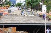 As obras de macrodrenagem e pavimentação asfáltica na sub-bacia do rio Morro Alto, nos bairros Glória e América, estão em andamento dentro do prazo previsto. - Fotografo: Kátia Nascimento - Data: 27/03/2012