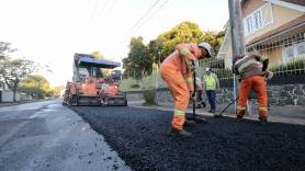 Prefeitura executa repavimentação asfaltica em parte da rua Lages - Fotografo: Rogerio da Silva - Data: 02/05/2016