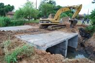 A Prefeitura está realizando mais uma obra de infraestrutura. Desta vez, é no final da rua Luiz Ceratti, no bairro João Costa.  Uma pequena e estreita ponte de madeira foi substituída por uma galeria dupla com 14 metros de largura por 7 metros de comprimento.  - Fotografo: Ruy Ferrari / Secom - Data: 09/02/2012