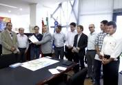 Prefeitura Municipal faz a entrega do projeto de Lei de Ordenamento Territorial para presidente do Conselho da Cidade - Fotografo: Jaksson Zanco - Data: 10/09/2013
