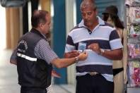 Defesa Civil distrtibui cartilha com a tábua de marés - Fotografo: Rogerio da Silva - Data: 06/02/2015