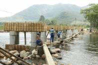 O prefeito Carlito Merss esteve na manhã desta quinta-feira (10/11) na região de Pirabeiraba e visitou as obras da Ponte do Rio Seco - Fotografo: Kátia Nascimento - Data: 10/11/2011