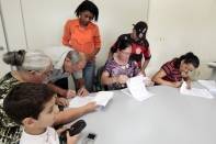 As 57 famílias contempladas com as casas no conjunto residencial do Loteamento Cubatão II, assinam seus contratos de financiamento - Fotografo: Rogerio da Silva - Data: 27/11/2013