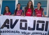 Ana Paula (E), Barbara, Gabrielli e Júlia (D) foram convocadas para a fase de treinos da seleção catarinense juvenil de vôlei   - Fotografo: Divulgação - Data: 02/03/2016