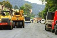 A rua Timbó recebe a pavimentação em mais um trecho. A obra faz parte do Projeto de Macrodrenagem e Pavimentação da sub-bacia do Rio Morro Alto. - Fotografo: Mauro Artur Schlieck - Data: 11/05/2012