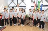 Alunos do 4º ano do ensino fundamental da Escola Municipal Paul Harris visitaram na tarde desta quarta-feira (22/8) a sede da Prefeitura de Joinville. Na foto um grupo na Sala do Gabinete do Prefeito. - Fotografo: Mauro Artur Schlieck - Data: 22/08/2012