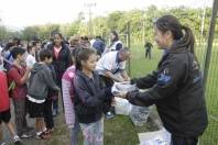 Alunos do PID Futebol recebendo uniformes doado através Lei de Incentivo ao Esporte. - Fotografo: Phelippe José - Data: 20/06/2015