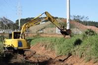 Subprefeitura sudoeste realiza limpeza de vala e colocação de tubos próximo a fábrica da GM - Fotografo: Rogerio da Silva - Data: 24/07/2013