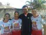 Na seleção brasileira: (da esq.) Maria Eduarda, Amanda, o técnico Ivens e Thamirys - Fotografo: Divulgação - Data: 06/08/2013
