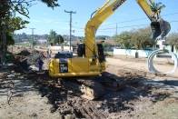 Continuam as obras de drenagem na Rua dos Aimorés, no trecho de acesso à nova ponte já concluída nesta via. Estão sendo colocados tubos de concreto de 1,5m, 80cm e 60cm para minimizar efeitos de alagamentos. - Fotografo: Ruy Ferrari - Data: 04/07/2012