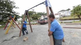 Instalação dos novos equipamentos de playground em praças de Joinville - Fotografo: Rogerio da Silva - Data: 03/05/2016