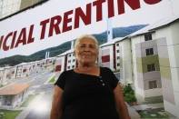 O sorteio de escolha dos apartamentos para as famílias que irão morar no Trentino, no bairro Boehmerwald aconteceu na tarde deste sábado (11/02). Aos 67 anos, agora Júlia da Conceição Gomes está feliz com a casa própria - Fotografo: Kátia Nascimento - Data: 11/02/2012
