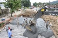 As obras de macrodrenagem e pavimentação asfáltica (para controle de inundações e melhorias viárias com a abertura do binário Max Colin/Timbó) -, na sub-bacia do rio Morro Alto, nos bairros Glória e América, estão em andamento e em ritmo acima do esperado. - Fotografo: Mauro Artur Schlieck - Data: 14/03/2012