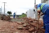 Obras da Subprefeitura Sudoeste, conserto de lajotas na rua Pedra Açu - Fotografo: Rogerio da Silva - Data: 03/07/2013