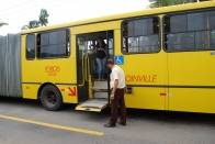 Seinfra faz vistoria em veículos do transporte coletivo. A ação, que é rotineira, foi realizada na terça-feira (16/10) em ônibus do terminal do Itaum - Fotografo: Naiara Larsen - Data: 17/10/2012