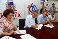 O prefeito Carlito Merss e a secretária de Assistência Social, Rosimeri Costa assinaram nesta quinta-feira (15) os convênios com as entidades assistenciais. Agora a prestação de serviços está regulamentada por meio da portaria nº 15, de 10 de Agosto de 2011. - Fotografo: Mauro Artur Schlieck - Data: 15/12/2011