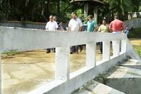 A comunidade da zona rural do bairro Vila Nova recebeu oficialmente neste sábado (26/11) a entrega  da reconstrução de 11 novas pontes, que antes eram de madeira e agora são todas de concreto. O prefeito Carlito Merss acompando de uma comitiva visitou cinco delas. Esta é a Honório Giovanella. - Fotografo: Ruy Ferrari - Data: 26/11/2011