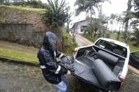 Defesa Civil atende áreas atingidas pela chuva - Fotografo: Rogerio da Silva - Data: 22/10/2015