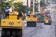 Em pleno domingo (20/5) equipes da divisão de pavimentação da Secretaria de Infraestrutura (Seinfra) trabalham no recape da rua Papa João 23. A obra faz parte do conjunto de melhorias para conclusão do Binário da Papa João 23. - Fotografo: Mauro Artur Schlieck - Data: 20/05/2012