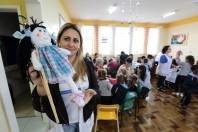 Familiares e alunos do CEI Luiza Maria Veiga confeccionam bonecos de pano com o Projeto Presença - Fotografo: Rogerio da Silva - Data: 24/09/2014