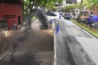 A Divisão de Pavimentação da Seinfra trabalhan neste sábado (22/10) no recape e reforço da pavimentação de mais um trecho da Avenida JK - Fotografo: Mauro Artur Schlieck - Data: 22/10/2011
