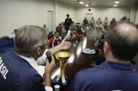 O time da Krona/Joinville/Dalponte esteve na prefeitura de Joinville nesta segunda-feira (05/12) e apresentou ao prefeito Carlito Merss a taça conquistada no último domingo (04/11). O futsal de Joinville é campeão do Taça Brasil de Clubes 2011 na Série C - Fotografo: Kátia Nascimento - Data: 05/12/2011