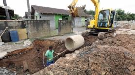 Subprefeitura Sul realiza drenagem na rua Manoel Breneissen - Fotografo: Rogerio da Silva - Data: 05/05/2015