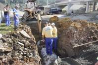 Obra de drenagem e colocação de tubos na Rua Carlos Steffen no Iririú. - Fotografo: Phelippe José - Data: 20/07/2015