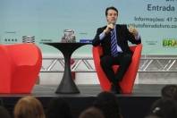 Imagens da 9ª Feira do Livro nesta segunda-feira (16/4). João Marcos Buch lançou seu romance "Encontre-me no Café em Paris" e foi uma das atrações do palco principal. - Fotografo: Kátia Nascimento - Data: 17/04/2012
