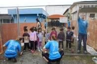  Nesta sexta (07) e amanhã (08), mais de 100 funcionários da Embraco estarão o dia todo no Jardim Paraíso realizando ações de melhoria com o apoio da Secretaria Regional do bairro. Hoje eles estiveram no CEI Paraíso da Criança   - Fotografo: Kátia Nascimento - Data: 07/10/2011